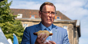 Ministerpräsident Ramelow mit Bratwurst.