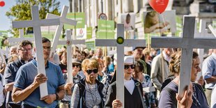 Abtreibungsgegnerinnen und Abtreibungsgegner halten bei einer Demonstration Kreuze in ihren Händen.