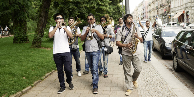 Musiker laufen durch eine Stadt