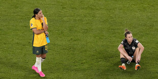 Sam Kerr und Mackenzie Arnold (r.) von Australien sind auf dem Spielfeld.