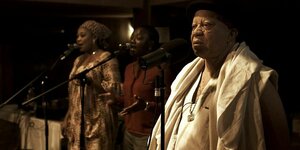 Salif Keita von Le Mali 70 am Mikrofon bei einem Konzert