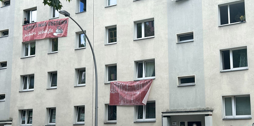 Die Fassade der Habersaathstraße mit transparenten und Menschen, die rausgucken