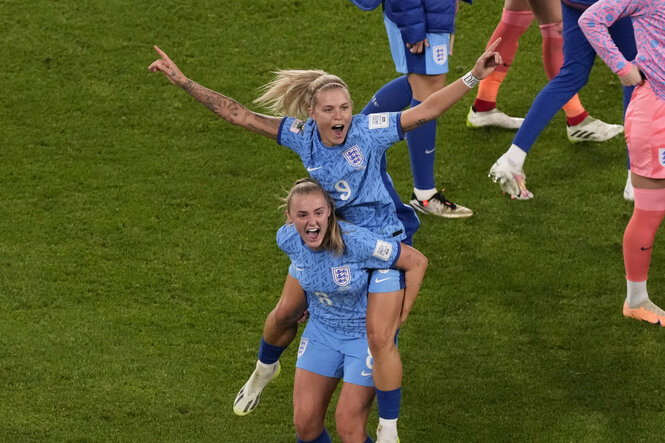 Fußballerinnen jubeln auf dem Spielfeld.