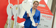 Franziska Giffey mit drei Riesen-Schlüsseln auf denen "Schutz, Neuvermietung und Neubau" steht