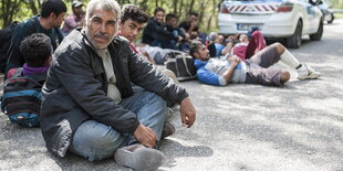 Flüchtlinge ruhen sich in der Nähe von Roszke aus.