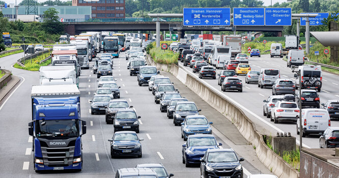 Autos und LKW, die sie auf einer Autbahn stauen