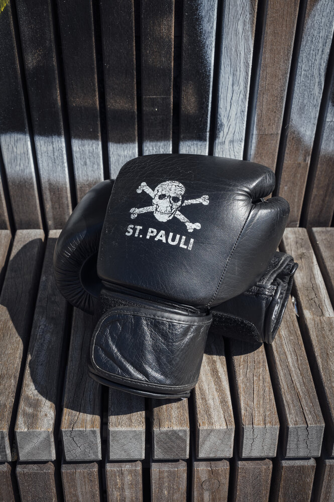 Boxhandschuhe mit dem st-Pauli-Emblem liegen auf einer Bank