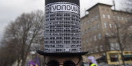 Der Name der Immobiliengesellschaft Vonovia steht auf dem Hut eines Teilnehmers einer Demonstration