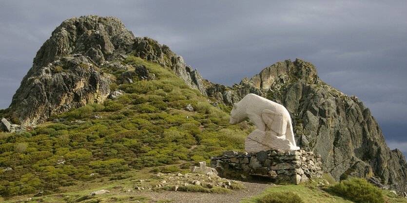 Skulptur eines Bären im gebirge