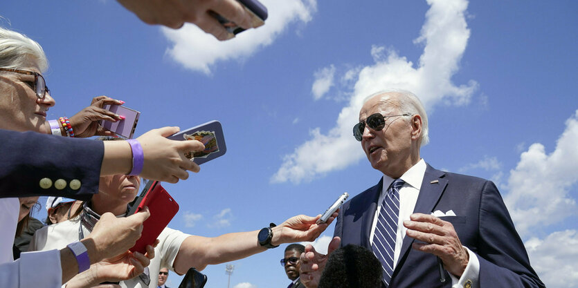 Präsident Biden vor Journalist:innen.