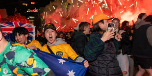 Fans vor dem Stadium, vor dem eine Feuerwerk abgebrannt wird