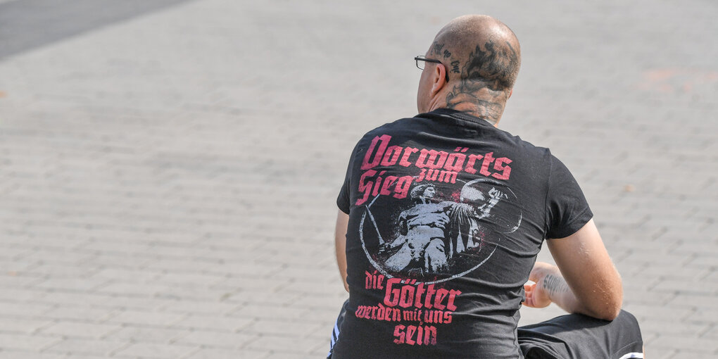 Ein Teilnehmer am Wahlkampfauftakt der AfD-Jugendorganisation Junge Alternative sitzt auf einer Treppe vor der Stadthalle.