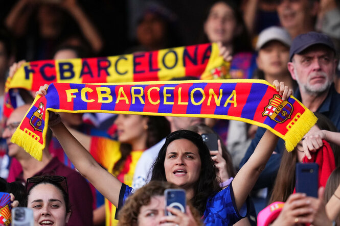 Fans mit Schals im Stadion.