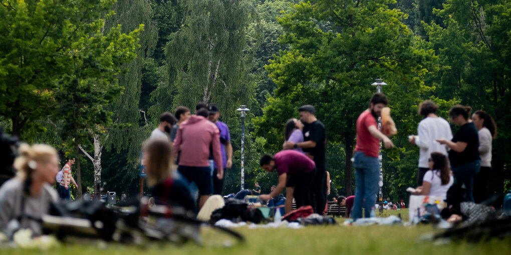 Menschen grillen und genießen das warme Wetter im Volkspark Friedrichshain