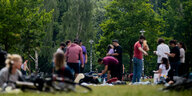 Menschen grillen und genießen das warme Wetter im Volkspark Friedrichshain