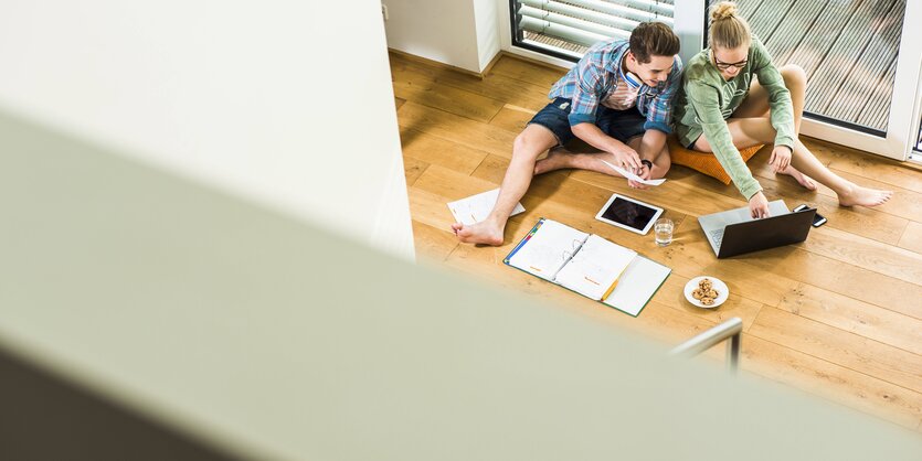 zwei Studenten auf Fensterbank