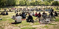 Menschen sitzen bei Sonne im Görlitzer Park