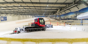 Ein Pistenbully im Snow Dome Bispingen