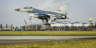 Ein F-16-Kampfjet der niederländischen Luftwaffe landet während einer Militärübung