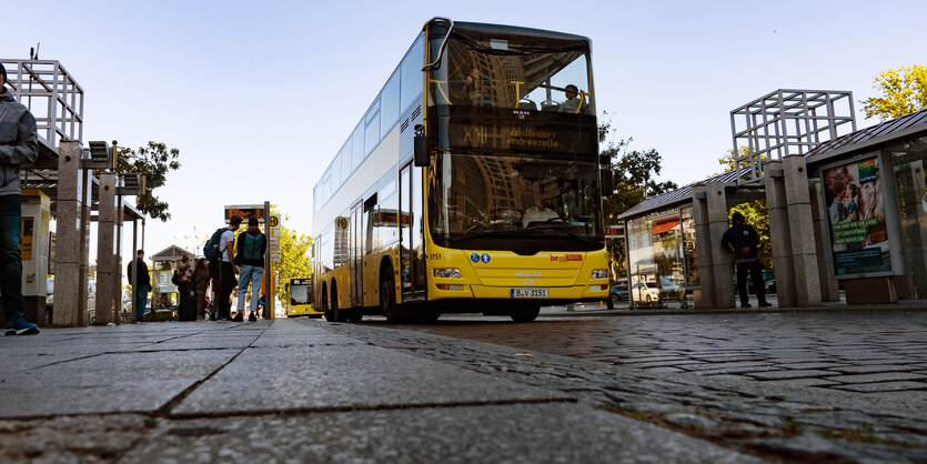 Bushaltestelle mit BVG-Bus am Hardenbergplatz