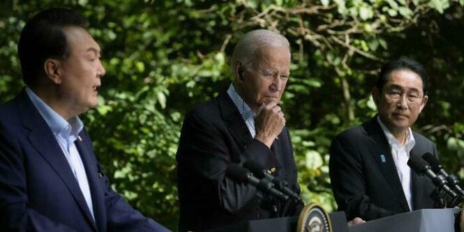 US-Präsident Joe Biden in der Mitte, Japans Premierminister Fumio Kishida (rechts) und Südkoreas President Yoon Suk Yeol (links)