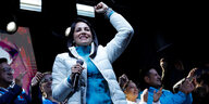 Die siegreiche Präsidentschaftskandidatin Luisa González bei einer Rede in der Wahlnacht. Sie muss jetzt abber in die Stichwahl am 15. Oktober.