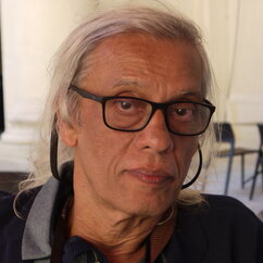 Sudhir Mishra trägt eine Brille mit dicken Rand und lange graue Haare