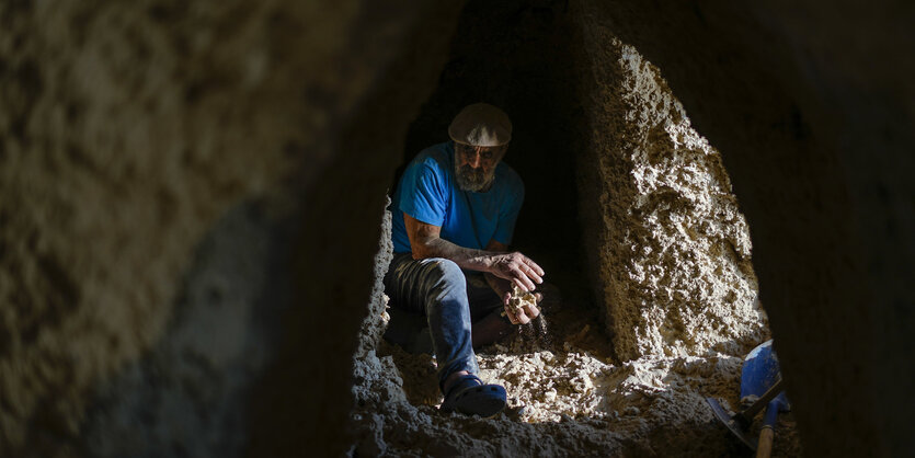 Mann in Höhle