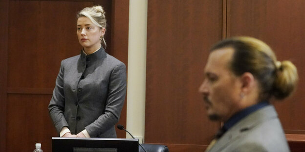 Amber Heard und Johnny Deppin einem Gerichtssaal.