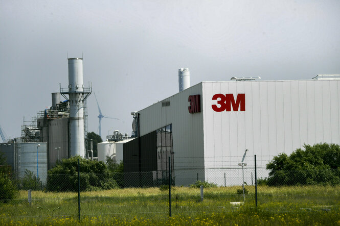 Eine weiße Fabrik mit rotem Logo 3M