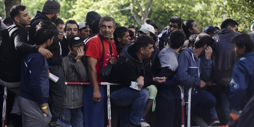 Flüchtlinge in einer Schlange vor dem Berliner Lageso