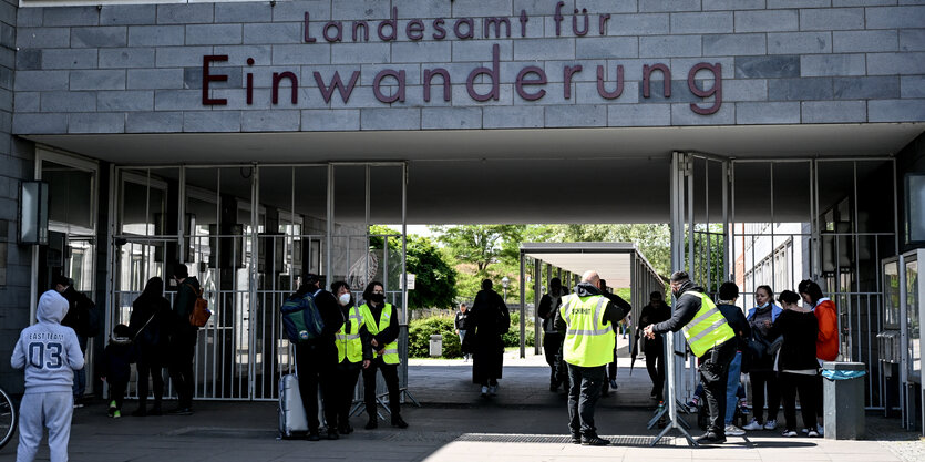 Blick auf Wartende vor dem Landesamt für Einwanderung in Berlin