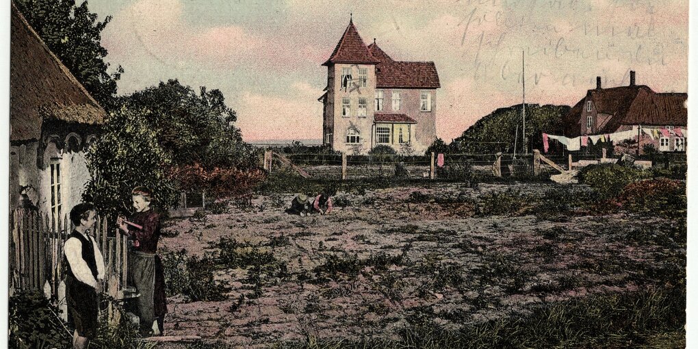 Colorierte Postkarte mit einem schönen Haus, im Vordergrund wir eine Acker bearbeitet, eine junge Frau und ein Manns stehen am Zaun