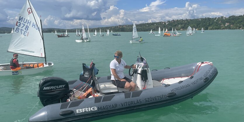 Veronika Molnár in einem Boot auf dem ungarischen Binnensee Balaton.