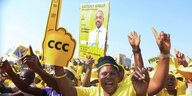 Unterstützerinner und Unterstützer der Opposition tragen bei einer Wahlveranstaltung die Parteifarbe gelb und Plakate
