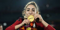 Die spanische Fußballerin Olga Carmona mit einer Goldmedaille.