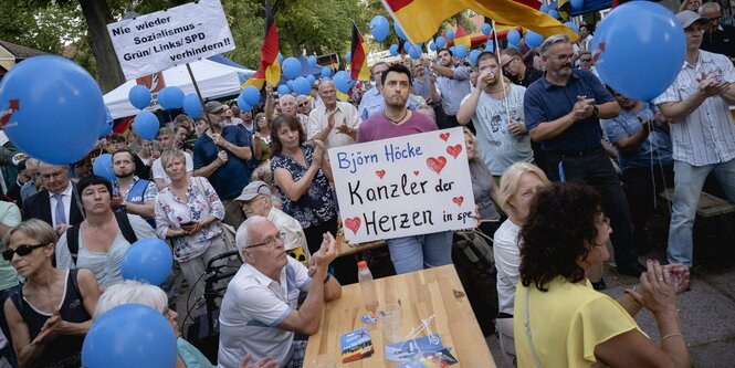 Menschen bei einem Fest der AfD mit Luftballons.