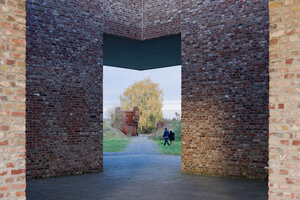 Architektur und Natur in einem Park.