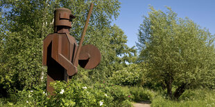 Eine große Skulptur in einem Park.