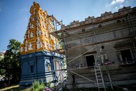 Bauarbeiter arbeiten auf der Baustelle des Hindu-Tempel in der Hasenheide. Seit mehr als zehn Jahren wird in Berlin-Neukölln ein hinduistischer Tempel gebaut