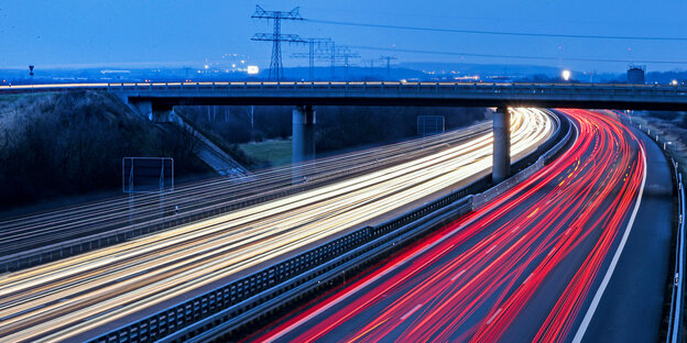 Foto mit Langzeitbelichtung zeigt den Autoverkehr als weiße und rote Bahnen