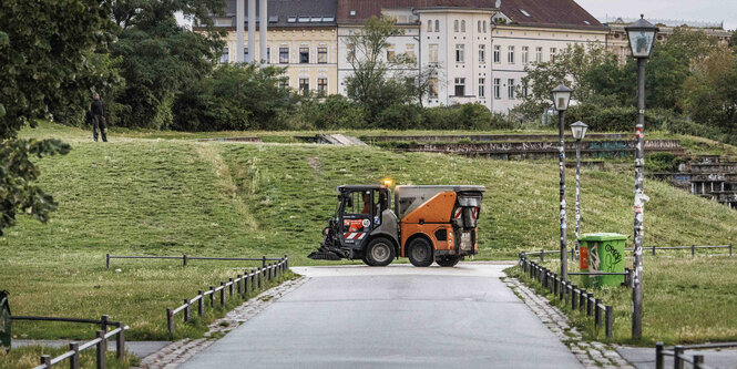 Reinigungsfahrzeug fährt durch den Görli