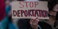 Teilnehmer einer Demonstration gegen den Bau eines geplanten Abschiebezentrums am Flughafen Berlin Brandenburg BER tragen Transparente u.a. mit der Aufschrift "Stop deportation" (Stoppt Abschiebung)