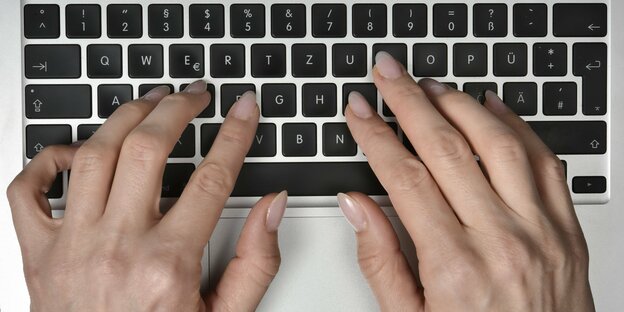 Hände auf einer Tastatur.