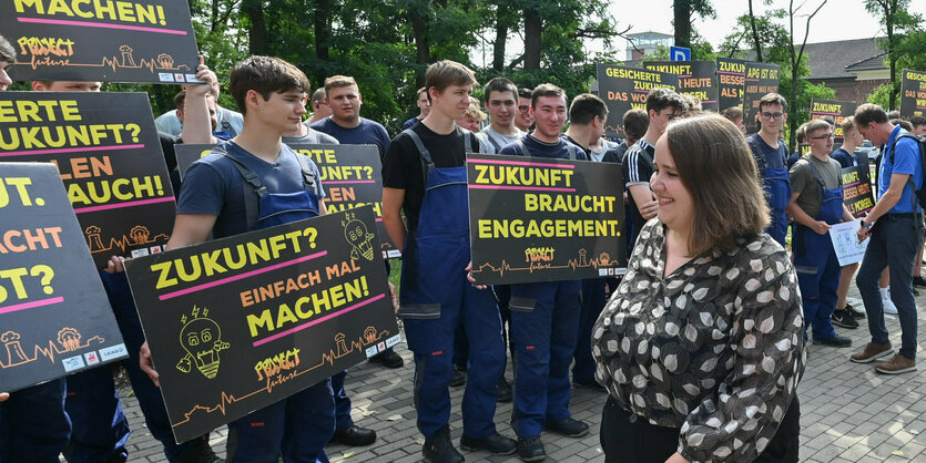 Grünen-Politikerin Ricard Lang wird mit Schildern begrüßt.