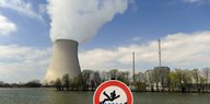 Warnschild vor Eon-Kernkraftwerk Isar/Ohu.