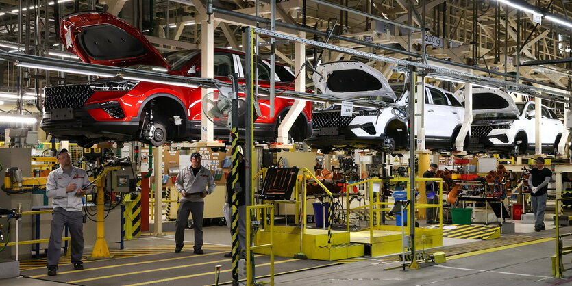 Rote und Weiße Autos in einer Fabrik