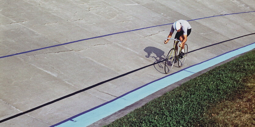 Uwe Trömer auf dem Bahnfahrrad