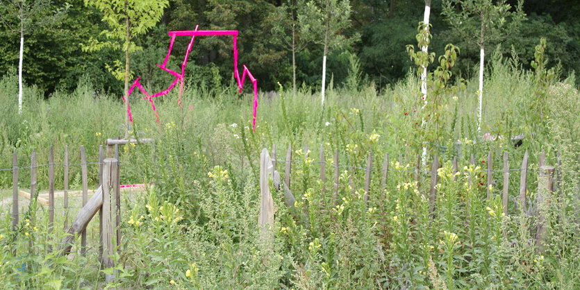 eine pinkfarbene Skulptur auf der Wiese