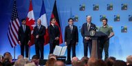 Aufstellung von Politikern beim Nato-Gipfel